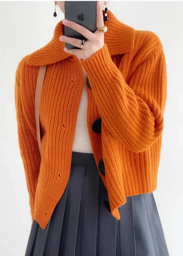 Maartje - Stijlvol Oranje Vest Met Knopen En Peter Pan Kraag