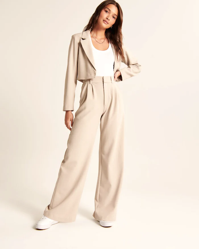 Paola - Getailleerde broek met wijde pijpen in beige